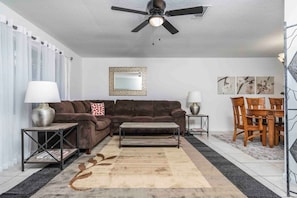 Smart TV, fireplace - Comfortably Close and pet friendly (Gainesville)