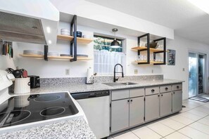 Fridge, microwave, oven, stovetop - Comfortably Close and pet friendly (Gainesville)