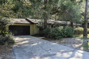 Property grounds - Comfortably Close and pet friendly (Gainesville)