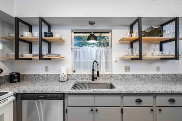 Fridge, microwave, oven, stovetop - Comfortably Close and pet friendly (Gainesville)