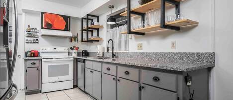 Een koelkast, een microgolfoven, een oven, een kookplaat