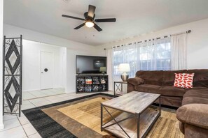 Smart TV, fireplace - Comfortably Close and pet friendly (Gainesville)