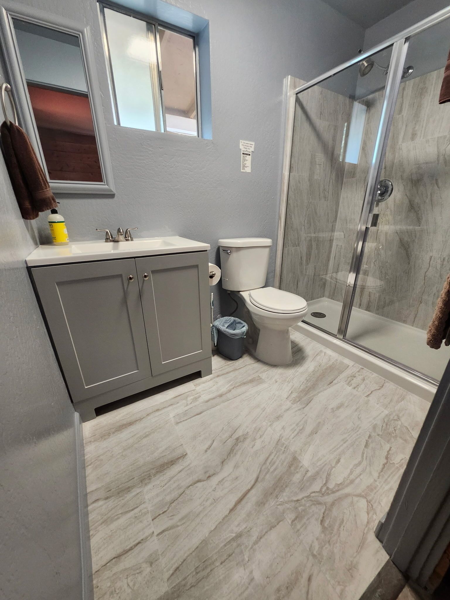 Dusj, håndklær, såpe og sjampo