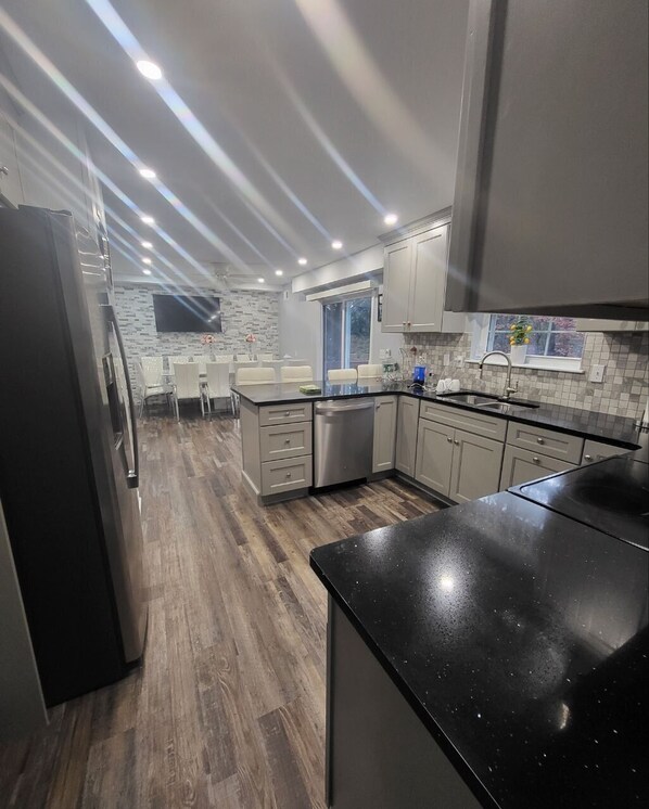 Een koelkast, een magnetron, een oven, een kookplaat