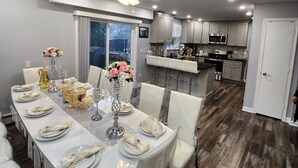 Une cuisine moderne avec des meubles gris, un four à micro-ondes et une cuisinière.