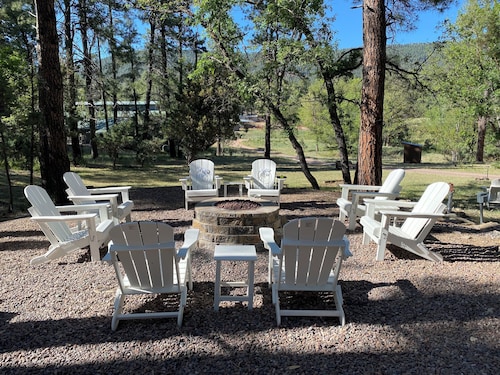 Cabin 2 – Fox’s Lair ,Fireplace, grill, dogs, sleeps 2