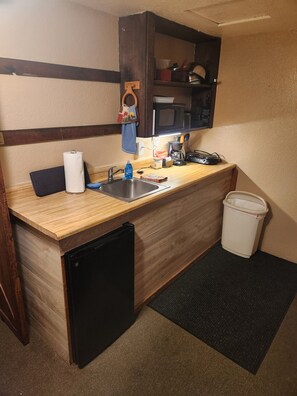 Coffee/tea maker, fridge, microwave, stovetop - Cabin with Gas Fireplace, Kitchen, Porch Swing, comfy Queen bed (Payson)