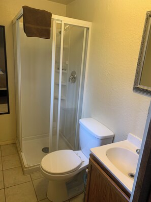 Shower, towels, soap, shampoo - Cabin 2 – Fox’s Lair ,Fireplace, grill, dogs, sleeps 2 (Payson)