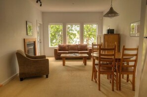 TV, fireplace - DELUXE ONE BEDROOM QUEEN SUITE + OUTDOOR SOAKER TUB ON PATIO (Ucluelet)