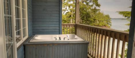 Outdoor spa tub