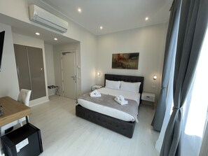 Deluxe Double Room | Down comforters, in-room safe, individually decorated - Quintus Luxury Suites (Rome)