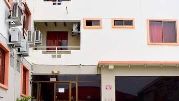 Hồ bơi ngoài trời