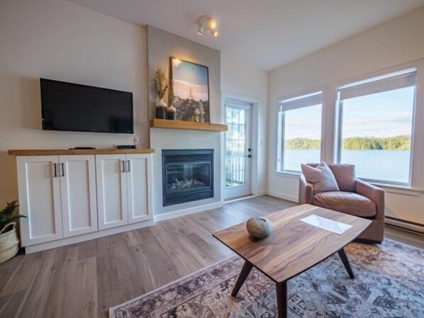 TV - SIGNATURE COLLECTION ONE BEDROOM KING SUITE WITH NO SOAKER TUB ON PATIO (Ucluelet)