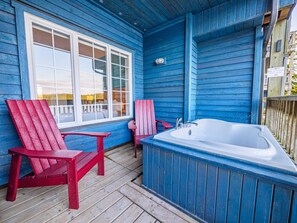 Outdoor spa tub - SIGNATURE COLLECTION TWO BEDROOM KING SUITE + SOAKER TUB ON PATIO (Ucluelet)