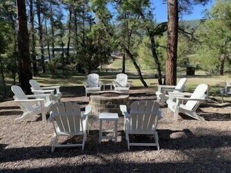 Property grounds. Cabin 3 – Eagle's Nest - Queen Bed, Futon, Fireplace, Kitchen, Porch Swing
