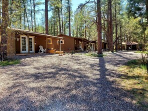 Exterior - Cabin 3 – Eagle's Nest - Queen Bed, Futon, Fireplace, Kitchen, Porch Swing (Gila County)