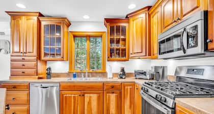 Ursa Major House - Quiet family getaway, minutes from skiing, hiking, biking.