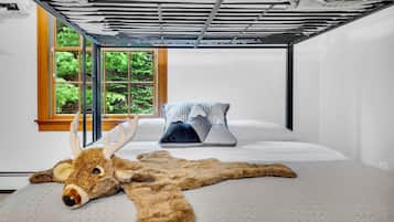 4 bedrooms, iron/ironing board, free WiFi, bed sheets