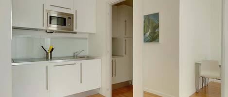 Mikrowelle, Herdplatte, Geschirrspüler, Toaster