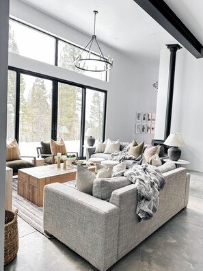 Smart TV, fireplace, books, stereo - *NEW* Modern Rental Retreat in Angel Fire (Angel Fire)