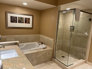 Bathroom - Beautiful, cozy, spacious 3-BR in the highly desirable St. James Place. (Beaver Creek)
