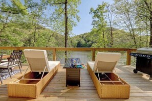 Outdoor dining - Lakefront Home w/ Dock · King Suite · Stunning Lake Paradise (Laurel County)