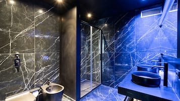 Suite estudio de diseñador, 1 cama Queen size | Baño | Regadera, secadora de cabello, bidet, toallas