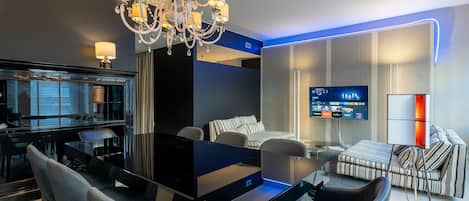 Design Studio Suite, 1 Queen Bed | Living area | 42-inch flat-screen TV with digital channels, TV, Netflix
