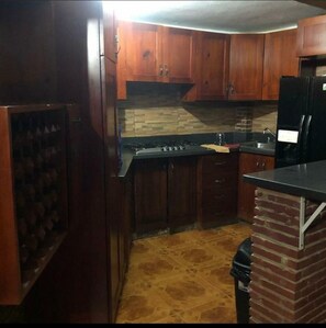 Kühlschrank, Mikrowelle, Ofen, Wasserkocher mit Kaffee-/Teezubehör