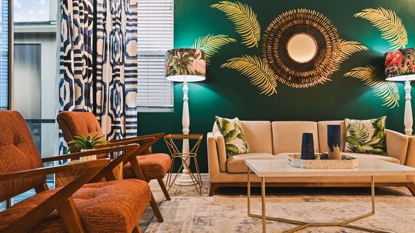 TV a schermo piatto, tavolo da calcetto, impianto stereo, studio