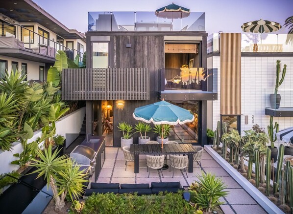 Outdoor dining - Moonlight Beach Luxury Home (Encinitas)