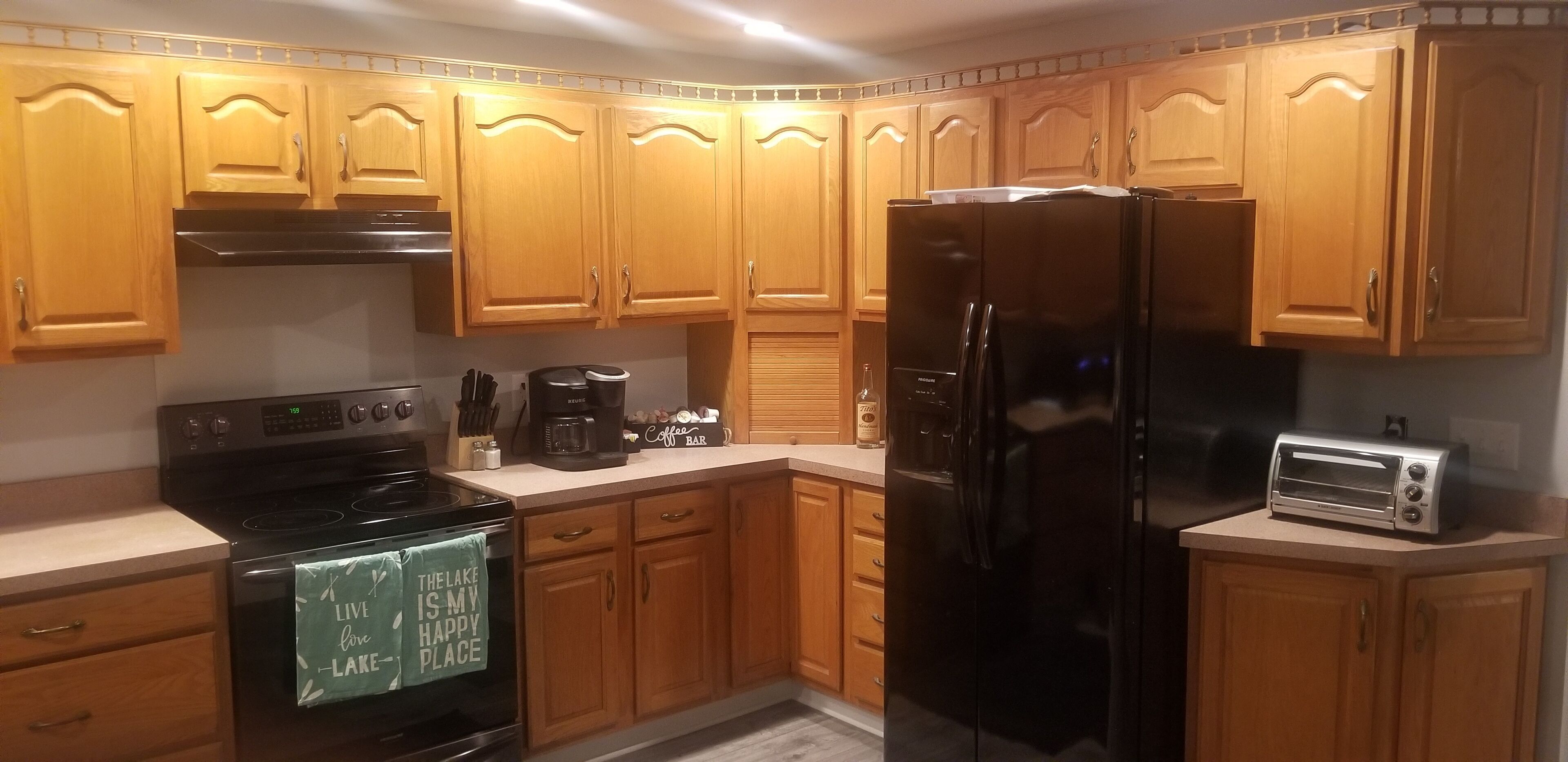 Frigorífico, microondas, horno y placa de cocina