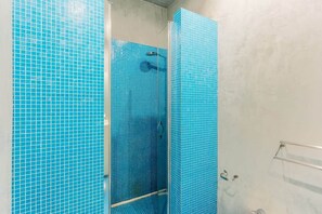 Baignoire, sèche-cheveux