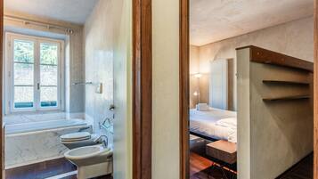 Baignoire, sĂšche-cheveux, serviettes fournies