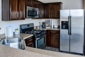 Refrigerador, microondas, horno y parrilla de estufa 