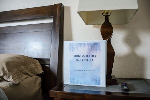 3 habitaciones, escritorio y tabla de planchar con plancha 