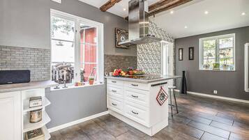 Een koelkast, een oven, een kookplaat, een vaatwasser