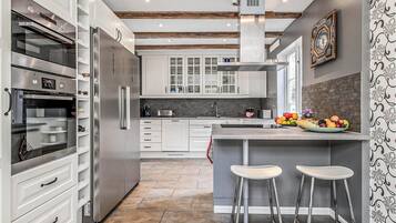 Coffee/tea maker, fridge, microwave, oven