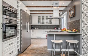 Kjøleskap, ovn, kokeplater og oppvaskmaskin