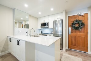Refrigerador, microondas, horno y parrilla de estufa