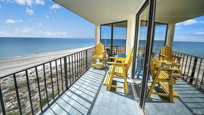 Een balkon met uitzicht op het strand en de zee.