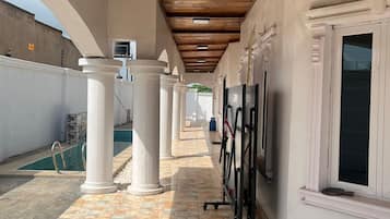 Una piscina al aire libre