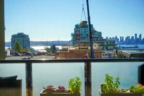 Property grounds - The House Of Blond. 2 bedroom 2 bathroom (North Vancouver)