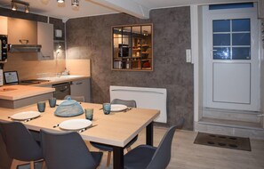 Réfrigérateur, four, lave-vaisselle, cafetiÚre/bouilloire