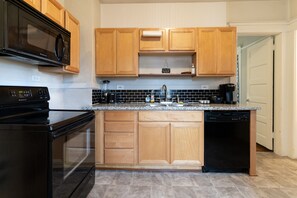 Een koelkast, een magnetron, een oven, een kookplaat