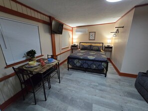 Robins Nest | Free WiFi, bed sheets - Nature Coast Inn and Cottages (Inglis)