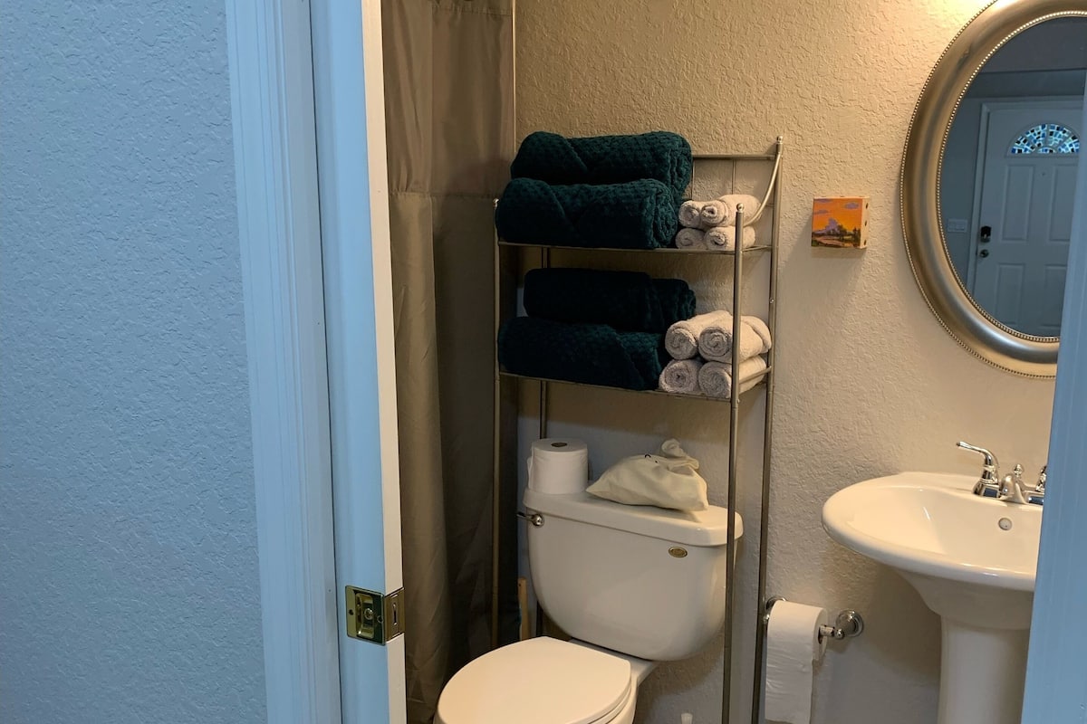 Luxury Cabin | Bathroom | Shower, free toiletries, hair dryer, towels