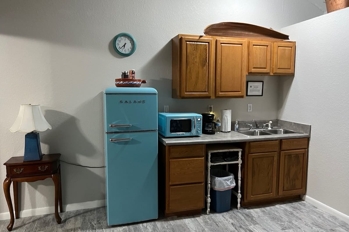 Luxury Cabin | Private kitchenette | Mini-fridge, microwave, coffee/tea maker, freezer