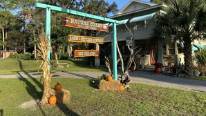 A sign for Nature Coast Inn & Cottages with room and cottage rentals. - Nature Coast Inn and Cottages (Inglis)