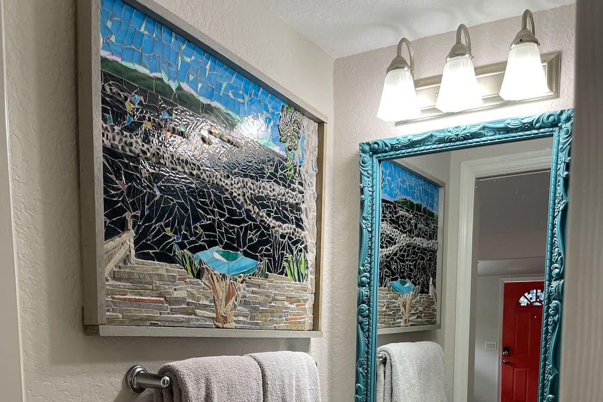 Club Cabin | Bathroom | Shower, free toiletries, hair dryer, towels